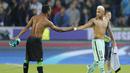 Neymar bertukar jersey dengan pemain Borussia Moenchengladbach, Raffael usai laga grup C Liga Champions di Borussia Park, Jerman (Kamis (29/9/2016) dini hari WIB. (AP/Michael Probst)