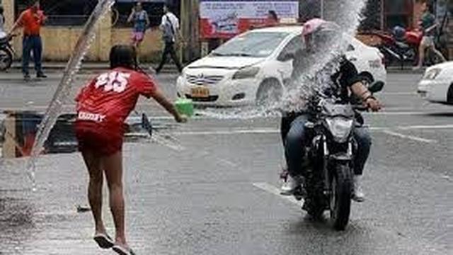 6 Momen Apes Kecipratan Air di Jalan Raya Ini Melatih Kesabaran, Jadi Elus Dada