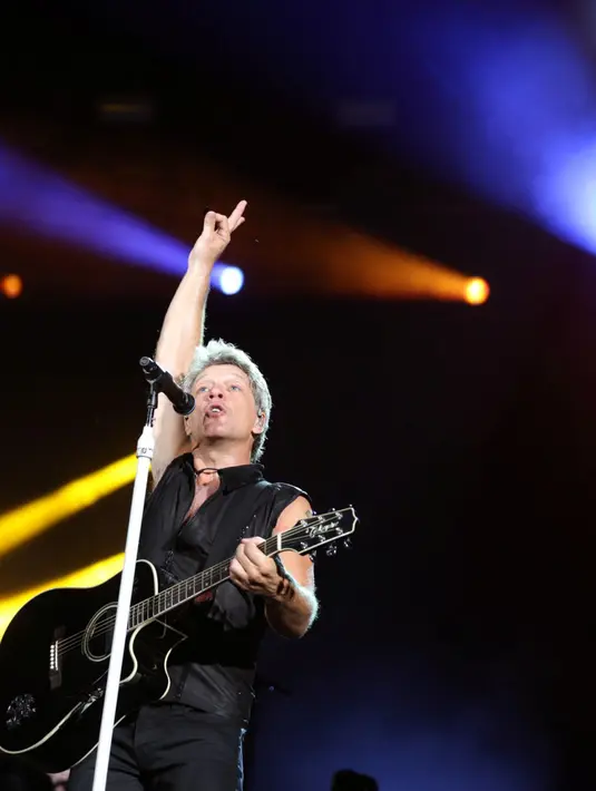 Bagaimana tidak berbeda pada penampilan mereka, usia para personel Bon Jovi memang sudah tidak lagi muda, namun soal aksi panggung, mereka masih tetap 'menggila'. (Foto: Faizal Fanani/Liputan6.com)