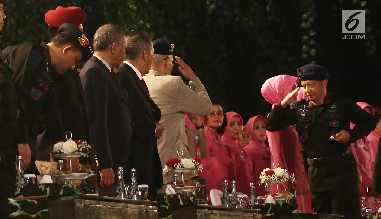 Kapolri Jenderal Tito Karnavian memberi hormat ke Wakil Presiden ke-6 Jenderal (Purn) TNI Try Sutrisno saat HUT Korps Brimob ke-73 di Mako Brimob Polri, Kelapa Dua, Depok, Jawa Barat (14/11). (Liputan6.com/Herman Zakharia)