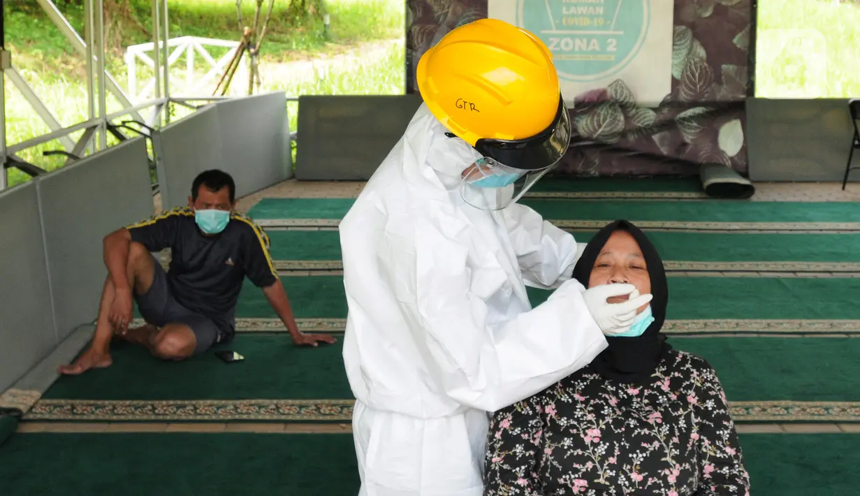 Paramedis melakukan swab test kepada pasien covid-19 di Rumah Lawan Covid (RLC) Tangerang Selatan, Kamis (3/2/20222). Hingga hari ini RLC merawat 238 paisen covid-19 atau mengalami lonjakan lebih dari 100% dibandingkan minggu lalu yang hanya merawat puluhan pasien covid-19. (merdeka.com/Arie Basuki)