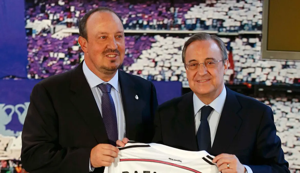 Florentino Perez (kanan) saat memperkenalkan pelatih baru Real Madrid Rafael Benitez di Santiago Bernabeu, Rabu (3/6/2015). Mantan pelatih Napoli tersebut ditunjuk sebagai pelatih Real Madrid mengantikan Carlo Ancelotti. (REUTERS/Sergio Perez)