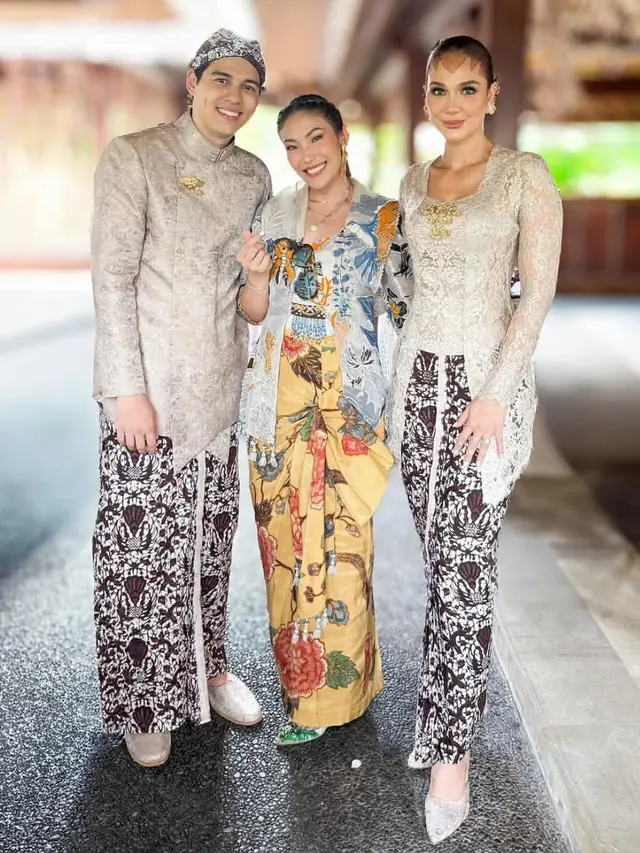 Luna Maya Kenakan Paes Jelang Pernikahan.