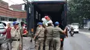 Petugas Satpol PP menaikkan barang dagangan milik pedagang kopi keliling ke atas mobil dalam penertiban di kawasan SCBD, Jakarta, Senin (21/11). Satpol PP merazia dan menyita dagangan yang beroperasi di kawasan tersebut. (Liputan6.com/Gempur M Surya)