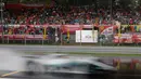 Aksi pembalap Mercedes Lewis Hamilton dalam balapan F1 GP Italia, di arena Monza, Italia (3/9). (AP Photo/Luca Bruno)