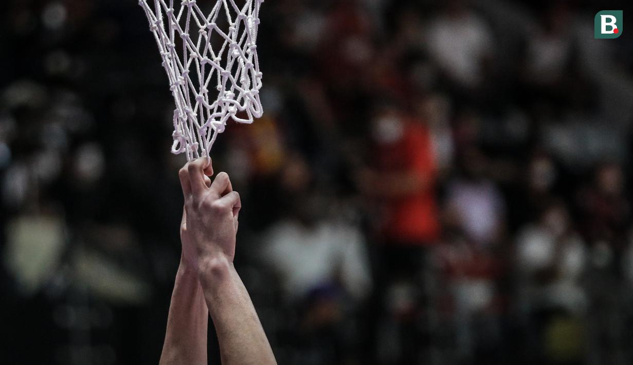 Tangan pemain Timnas Basket Indonesia, Derrick Michael saat menarik jala ring basket pada matchday kedua Grup A FIBA Asia Cup 2022 antara Timnas Basket Indonesia melawan Timnas Basket Yordania di Istora Senayan, Jakarta, Kamis (14/07/2022). (Bola.com/Bagaskara Lazuardi)