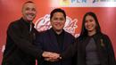 Ketum PSSI Erick Thohir (tengah) didampingi pesepak bola Radja Nainggolan (kiri) dan Sabreena Dressler berfoto bersama setelah konferensi pers di Jakarta, Rabu (8/11/2023). Ketum PSSI mengajak dua figur sepak bola tersebut sebagai duta Piala Dunia U-17 2023. (Bola.com/Adine Wirya)