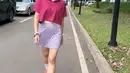 <p>Ussy Sulistiawaty tampil dengan crop top polo sangria, dipadukan skirt orcid. Ia pun mengenakan topi putih dan sneakers orange. (@ussypratama)</p>