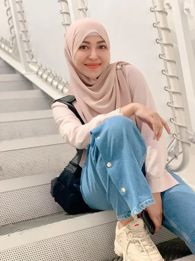 7 Pesona Chacha Sherly Eks Trio Macan saat Pakai Hijab Ini Modis Banget
