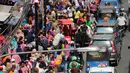 Ratusan orang saat berjalan di depan pasar Tanah Abang, Jakarta, Selasa, (9/6/2015). Menjelang Ramadan Banyaknya pedagang kaki lima (PKL) yang menggelar dagangan di pinggir jalan menyebabkan daerah Tanah Abang macet. (Liputan6.com/Helmi Afandi)