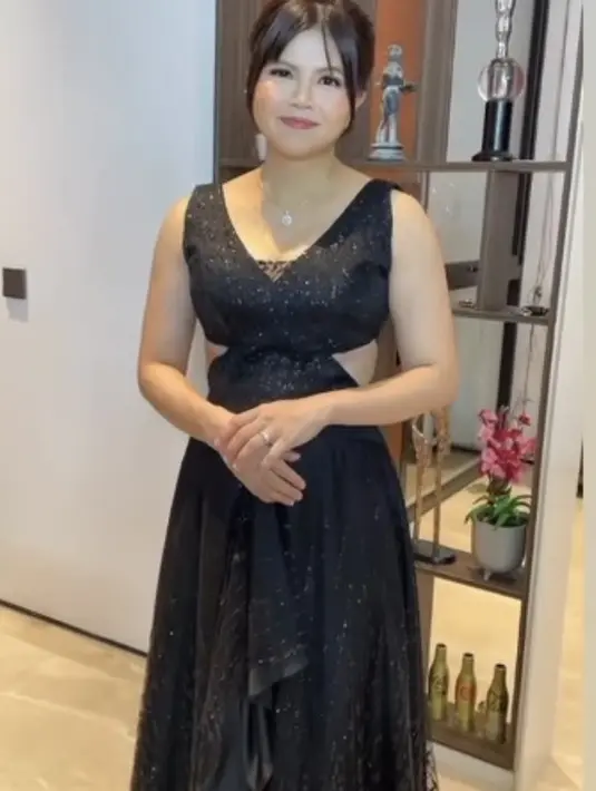 Greysia Polii juga hadir di acara resepsi tersebut mengenakan dress hitam sleeves model cut out. Dengan rambut yang diikat ke belakang. @greyspolii.