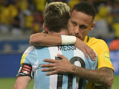 Pemain Argentina, Lionel Messi (kiri) dipeluk rekan setimnya di Barcelona, Neymar sebelum laga  Kualifikasi Piala Dunia 2018 zona Amerika Selatan di Stadion Governador Magalhaes Pinto, Belo Horizonte, Kamis (10/11/2016). (AFP/Douglas Magno)