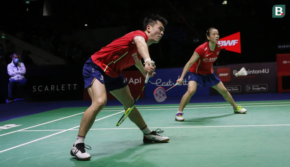 Pasangan pebulu tangkis asal Cina Zheng Si Wei/Huang Ya Qiong memastikan diri sebagai jawara ganda campuran di Indonesia Open 2022. (Bola.com/Bagaskara Lazuardi)
