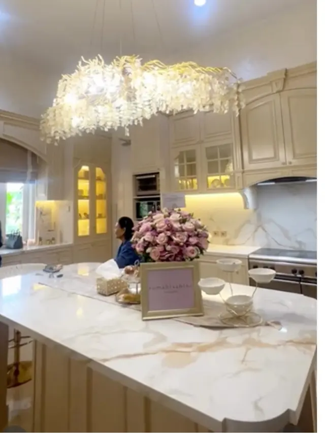 8 Potret Dapur Rumah Krisdayanti Usai Renovasi, Desain Klasik Modern