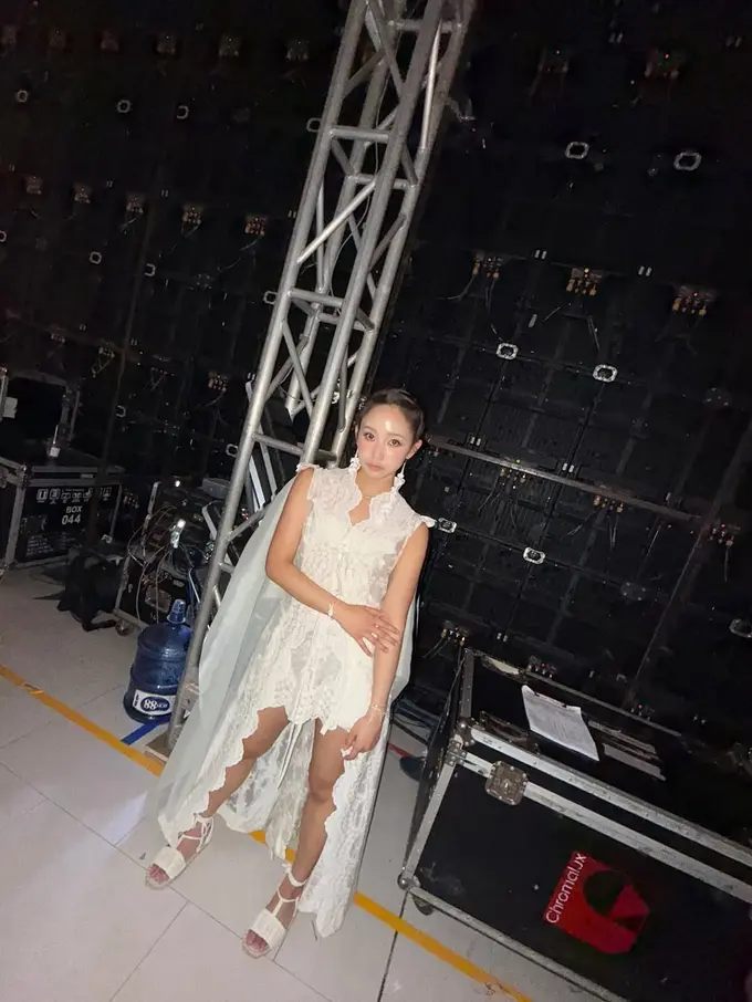 Dita Karang Debut Solo di Jakarta Fashion Week 2026, Tampil dalam Busana Ramah Lingkungan Bertema Laut dari Sejauh Mata Memandang