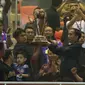 Presiden Republik Indonesia, Joko Widodo, menyerahkan trofi Piala Presiden 2017 ke skuat Arema FC (Foto: Helmi Fithriansyah/Liputan6.com)
