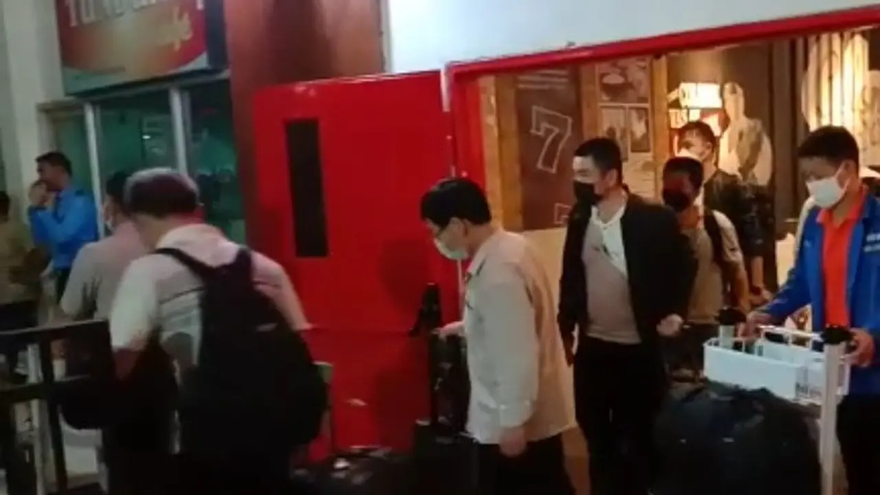 Kedatangan TKA asal China di Bandara Halu Oleo Kendari, Minggu (15/3/2020).(Liputan6.com/Ahmad Akbar Fua)