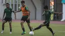 Pemain Timnas Indonesia, Hanif Sjahbandi, berusaha melewati Febri Hariyadi saat latihan di Stadion Wibawa Mukti, Jawa Barat, Senin (10/9/2018). Latihan ini persiapan jelang laga uji coba melawan Mauritius. (Bola.com/Vitalis Trisna)