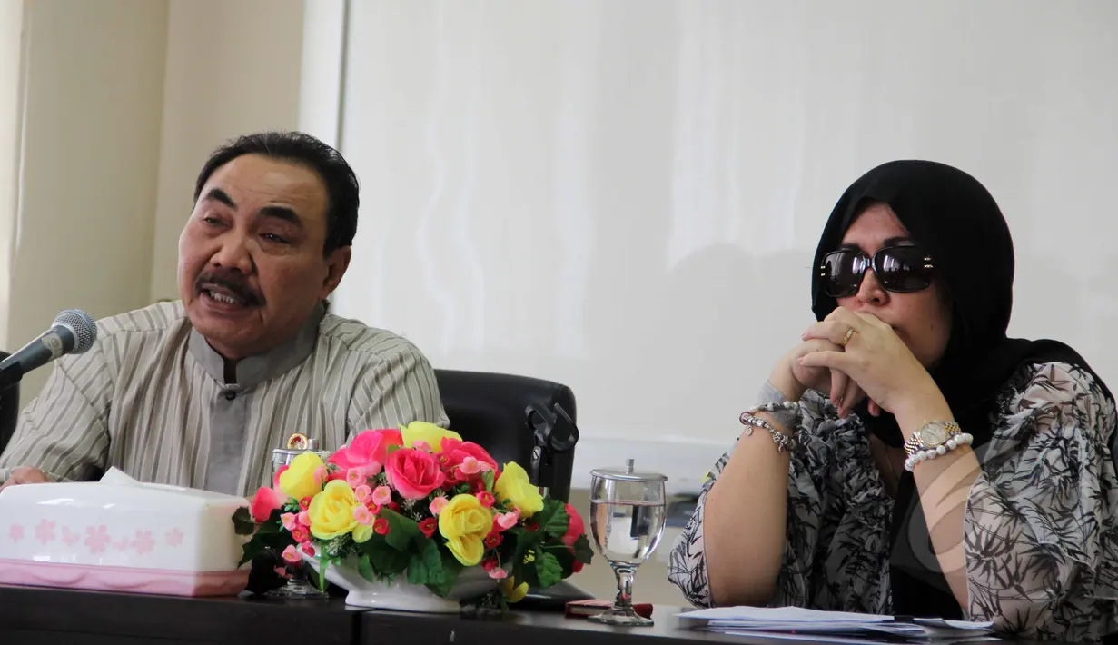 Hasto Atmojo Suroyo (kiri) dan Susilanigtyas saat memberikan keterangan pers di Kantor LPSK, Jalan Proklamasi, Jakarta, Senin (6/4/2015). LPSK mengapresiasi vonis 10 tahun terhadap pelaku kejahatan seksual anak.(Liputan6.com/Helmi Afandi)