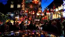 Wisatawan melihat sebuah rumah yang dihiasi lampu Natal di lingkungan Dyker Heights, Brooklyn, New York, Amerika Serikat, 21 Desember 2022. Kawasan di Brooklyn itu telah menyatukan orang selama 30 tahun dengan pameran lampu yang spektakuler. (AP Photo/Julia Nikhinson)