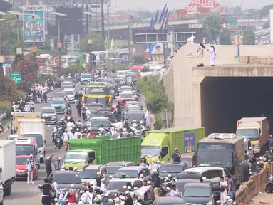 Massa memadati akses tol bandara Soekarno Hatta di Tangerang, Banten, Selasa (10/11/2020). Mereka bertujuan menjemput kedatangan Rizieq Shihab. (Liputan6.com/Angga Yuniar)