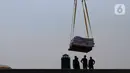 Pekerja menaikan barang ke kapal di Pelabuhan Sunda Kelapa, Jakarta, Rabu (30/12/2020). Geliat bongkar muat di pelabuhan tersebut tetap berjalan di masa pandemi COVID-19, meskipun pemprov DKI kembali memperpanjang PSBB transisi hingga awal Januari 2021. (Liputan6.com/Angga Yuniar)