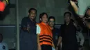 Presiden Direktur PT Sentul City Kwee Cahyadi Kumala terlihat mengenakan rompi tahanan berwarna oranye saat keluar dari Gedung KPK, Jakarta, (30/9/14). (Liputan6.com/Miftahul Hayat)