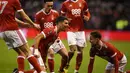 Para pemain Nottingham Forest merayakan gol yang dicetak oleh Eric Lichaj ke gawang Arsenal pada laga Piala FA di Stadion City Ground, Minggu (7/1/2018). Arsenal takluk 2-4 dari Nottingham Forest. (AFP/Oli Scarff)