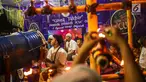 Warga melantunkan puji-pujian saat merayakan malam takbiran menyambut Hari Raya Idul Fitri 2019 di kawasan Tanah Abang, Jakarta, Selasa (4/6/2019). Pemerintah menetapkan Hari Raya Idul Fitri 1440 Hijriah jatuh pada hari Rabu 5 Juni 2019. (Liputan6.com/Faizal Fanani)