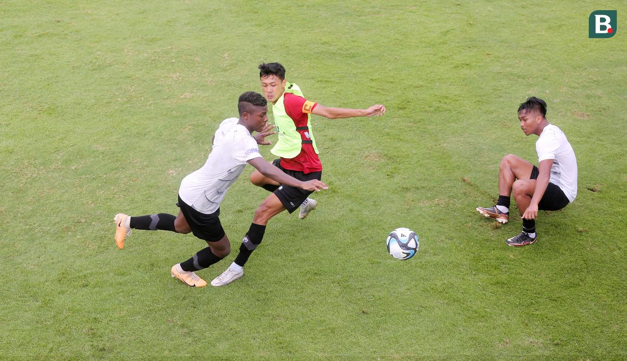 Pemain Timnas Indonesia U-20, Dony Tri Pamungkas  berebut bola dengan Hugo Samir saat sesi latihan di Lapangan A Senayan, Jakarta, Kamis (4/1/2023). Setelah melakukan TC di Turki, Skuad Garuda Nusantara kembali menggeber latihan di Jakarta. (Bola.com/M Iqbal Ichsan)