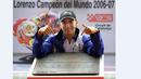 Jorge Lorenzo dengan plakat bertuliskan namanya setelah menjadi juara dunia 250cc tahun 2006-2007 di Montmelo. (AFP Photo/Lluis Gene)