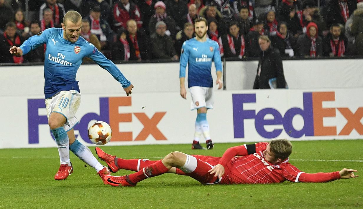 Pemain FC Cologne, Jannes Horn (kanan) menghalau bola dari kaki pemain Arsenal, Jack Wilshere pada laga grup H Liga Europa di Rhein  Energie Stadium, Cologne, (23/11/2017). Arsenal kalah 0-1. (AP/Martin Meissner)
