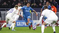 Penyerang Juventus, Paulo Dybala, berusaha melewati pemain Lyon pada laga Liga Champions di Stadion Parc Olympique Lyonnais, Kamis (27/2/2020). Lyon menang 1-0 atas Juventus. (AP/Laurent Cipriani)