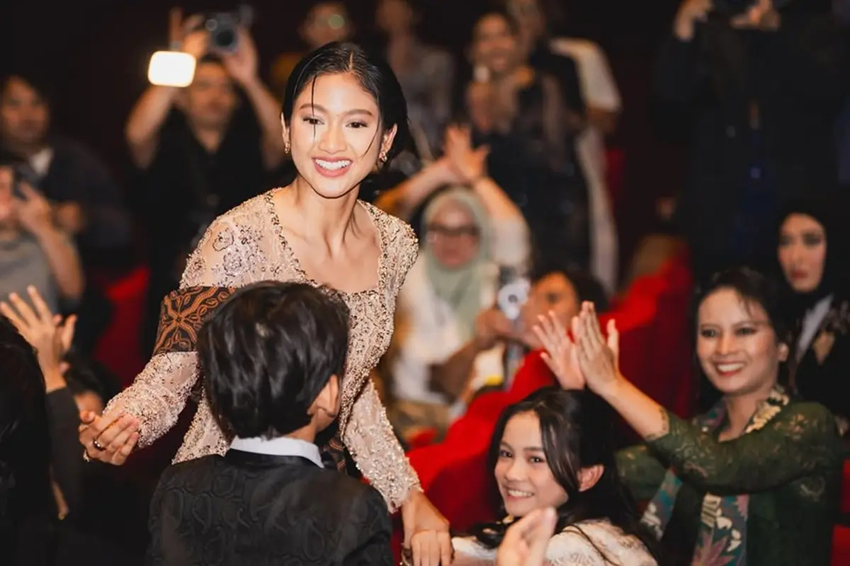 5 Potret Anggun Claresta Taufan di Gala Premiere Film Pangku, Pakai Kebaya Brokat