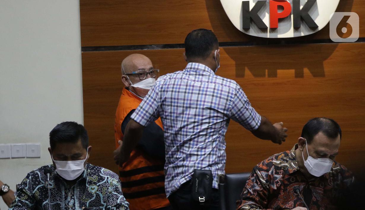 Pemilik PT AMS, Kiagus Emil Fahmy Cornain (kedua kiri) jelang rilis penetapan dan penahanan tersangka di Gedung KPK, Jakarta, Kamis (20/5/2021). Kiagus Emil ditahan terkait dugaan korupsi pembayaran kegiatan fiktif agen PT Asuransi Jasa Indonesia tahun 2010-2014 (Liputan6.com/Helmi Fithriansyah)