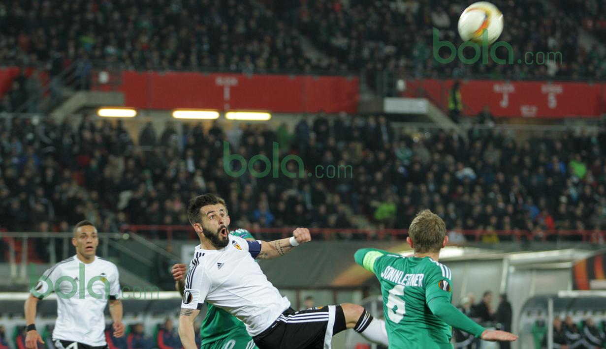 Aksi striker Valencia, Alvaro Negredo, di depan gawang Rapid Vienna pada leg kedua babak 32 besar Liga Europa di Stadion Ernst Happel, Wina, Austria, Jumat (26/2/2016) dini hari WIB. (Bola.com/Reza Khomaini) 
