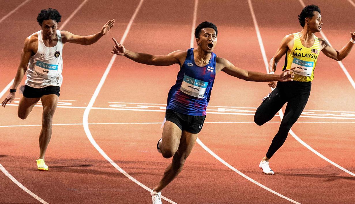Namun, kecepatan maksimal Lalu Muhammad Zohri belum mampu mengungguli Puripol Boonson yang memimpin lomba sejak fase akselerasi awal. Tampak dalam foto, Puripol Boonson asal Thailand (tengah) saat melewati garis finis di samping Lalu Muhammad Zohri dari Indonesia (kiri) dan Danish Iftikhar Muhammad Roslee dari Malaysia (kanan) dalam final lari 100 meter putra cabang atletik pada SEA Games ke-33 di Suphachalasai National Stadium, Bangkok, pada Kamis 11 Desember 2025. (Chanakarn LAOSARAKHAM/AFP)
