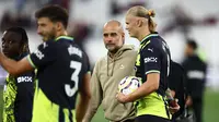 Pelatih Manchester City, Pep Guardiola (kedua kanan) berbincang dengan Erling Haaland (kanan) setelah laga lanjutan Liga Inggris 2024/2025 melawan West Ham United di London Stadium, London, Inggris, Sabtu (31/08/2024) waktu setempat. (AFP/Ian Kington)