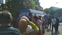 Warga Cirebon rela mengantri demi bisa menukar uang kartal menjelang libur Lebaran 2019. Foto (Liputan6.com / Panji Prayitno)