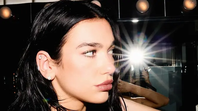 

<p>Dua Lipa cancels concert in Jakarta. (Doc. Instagram @dualipa).</p>
<p>“/></p>
<p>Dua Lipa stopped by in Jakarta as part of Dua Lipa’s global tour in Asia. Starting in Singapore on Wednesday, November 6 2024, this tour will end in Seoul on Wednesday, December 4 2024. Apart from that, Dua Lipa’s concert will also take place in Manila, Tokyo, Taipei, Kuala Lumpur and Bangkok.</p>
<p>In Jakarta itself, he will perform at the Indonesia Arena, Senayan, Jakarta on Saturday, November 9 2024. The British-Albanian singer is holding the Radical Optimism Tour to celebrate the success of his third album with the same title. </p>
<p> Upon its release, Radical Optimism received positive reviews from critics. Some of them praised the album’s neo-psychedelic production. In the UK itself, the album debuted at the top of the UK Albums Chart and broke the record for biggest first week sales by a British female artist in three years.</p>
<p>For those of you who have bought tickets to the concert and want to prepare yourself to sing along, here is an estimate of the set list that he will bring at Dua Lipa’s concert in Jakarta.</p>
</p>
</div>

		</div>

				<footer class=