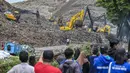 Insiden yang terjadi pada Minggu 8 Maret 2026, mengakibatkan setidaknya lima orang meninggal dunia tertimbun material longsoran di lokasi kejadian. Tampak dalam foto, tim penyelamat menggunakan alat berat untuk mencari korban longsor di Tempat Pembuangan Sampah Terpadu (TPST) Bantargebang, Bekasi, Jawa Barat, pada 9 Maret 2026. (BAY ISMOYO/AFP)