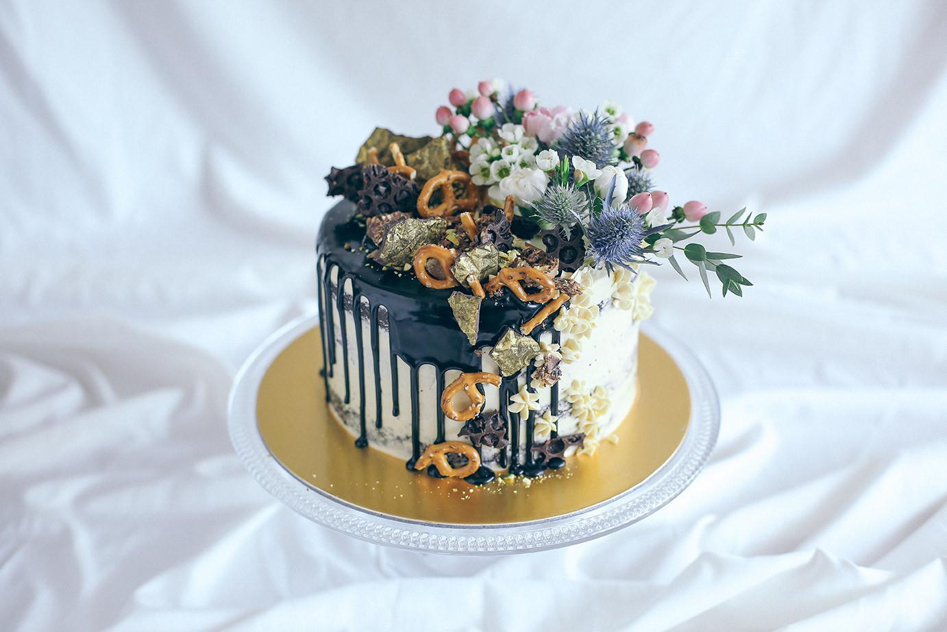 Berhiaskan Bunga Segar Cake Ini Lebih Mirip Karya Seni Lifestyle Fimela Com