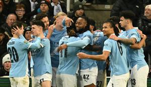 Para pemain Man City merayakan gol yang dicetak Antoine Semenyo ke gawang Newcastle United pada lanjutan Carabao Cup di St. James' Park, Rabu (14/1/2026) dini hari WIB. (Oli SCARFF / AFP)