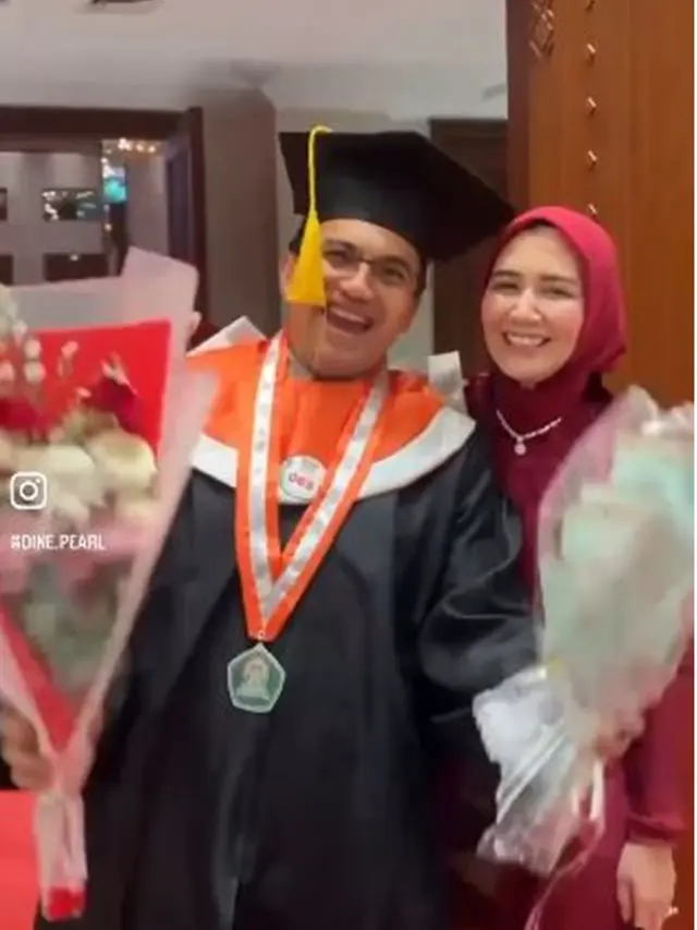 6 Potret Sahrul Gunawan Wisuda S2, Bahagia Didampingi Dine Mutiara