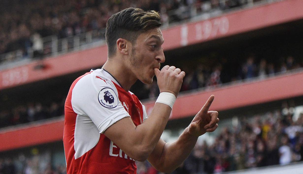 Gelandang Arsenal, Mesut Ozil, merayakan gol yang dicetaknya ke gawang Swansea pada laga Premier League di Stadion Emirates, London, Sabtu (15/10/2016). Arsenal menang 3-2 atas Swansea. (Reuters/Hannah McKay)