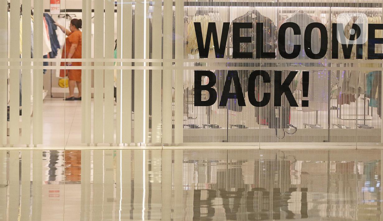 Pengunjung melihat-lihat pakaian di gerai Mall Senayan City, Jakarta, Senin (15/6/2020). Pusat perbelanjaan atau mal di Jakarta kembali dibuka pada Senin (15/6) di masa PSBB transisi dengan jumlah pengunjung masih dibatasi hanya 50 persen dari kapasitas normal. (Liputan6.com/Herman Zakharia)