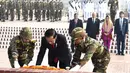 Presiden Joko Widodo didampingi pasukan kehormatan Bangladesh meletakkan karangan bunga saat mengunjungi National Martyrs’ Memorial di Savar, Bangladesh (28/1). (Liputan6.com/Pool/Rusman Biro Pers Setpres)