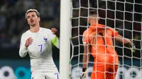 Reaksi pemain Prancis Antoine Griezmann setelah gagal mencetak gol ke gawang Yunani pada pertandingan sepak bola Grup B Kualifikasi Euro 2024 di OPAP Arena, Athena, Yunani, Selasa (21/11/2023). (AP Photo/Thanassis Stavrakis)