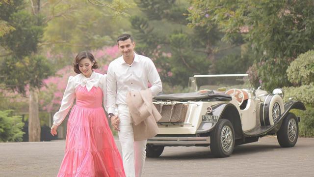 6 Pemotretan Terbaru Ali Syakieb dan Margin Wieheerm, Romantis Bergaya Klasik