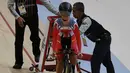 Pesepeda Ayustina Delia Priatna saat bersiap mengikuti balap sepeda nomor tanding individual persuiy 3000 m putri, di Jakarta Internasional Velodrome, Kamis (30/8). Ayustina gagal merebut medali perunggu. (Merdeka.com/Imam Buchori)